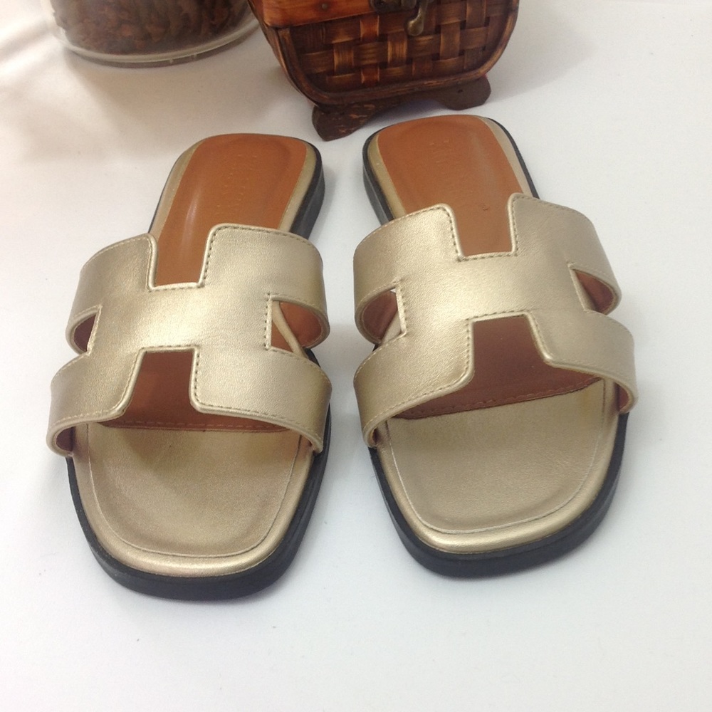 NWOT ⬇️ GOLD GOAL-POST CUTOUT SANDALS